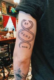 Lengan tatu ular dan lengan anak lelaki pada gambar tato bahasa inggeris dan ular