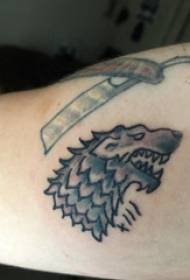 Βγάζοντας το τατουάζ κεφαλής λύκου στο αίμα, το μεγάλο χέρι του αγοριού, η μινιμαλιστική εικόνα του τατουάζ κεφαλής λύκου