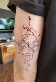 Tetoválás iránytű férfi kar fekete iránytű tetoválás kép