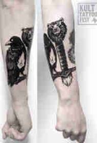 „Baile“ gyvūnų tatuiruotės vyriškos lyties studento rankos ir meškos tatuiruotės nuotrauka