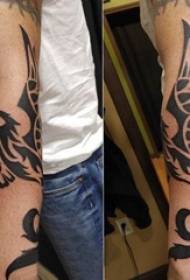 Tatuaje de niño fénix con línea simple tatuaje patrón de fénix en el brazo