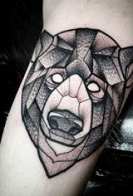 Brazo estudantil masculino de tatuaxe xeométrico en imaxe de tatuaxe de oso negro