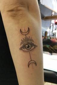 Djevojčica za tetovažu očiju na slici crne tetovaže oka