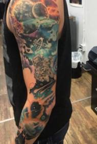 Pieni kosminen tatuointi pojan käsivarsi värillisellä planeettatatuoinnilla