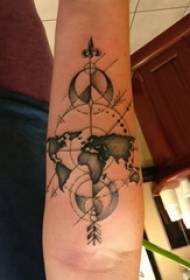 Arm tetovējums attēlu zēns roku uz kartes un kompasu tetovējums attēlu