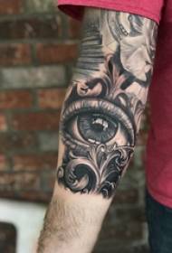 Material de tatuagem no braço, braço masculino, imagem de tatuagem de flor e olho