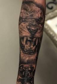 Ujang panangan budak ngadon singa dina gambar tato