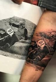 Egyszerű tetoválás vázlat egy fiú, egy fekete szürke vázlat a karján