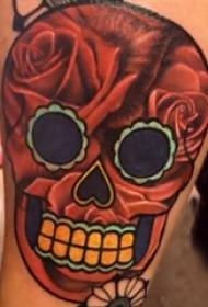 Ragazza del tatuaggio, braccio maschile, foto del tatuaggio