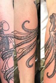Muška studentska ruka crne hobotnice tetovaža na slici crne tetovaže hobotnice