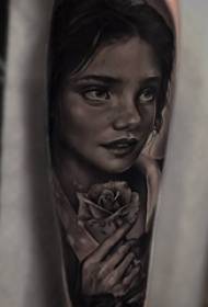 Realistische schoonheid tattoo mannelijke student arm op roos en meisje karakter tattoo foto