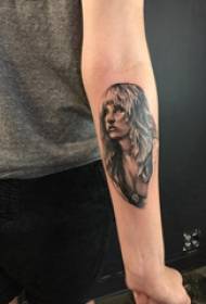 Simbolis tatuiruotė nuotrauka mergina moteris personažas tatuiruotė nuotrauka ant mergaitės rankos
