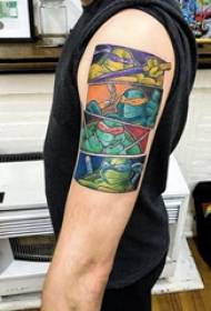Par velikih rok tetovaže fantovsko roko na barvnih slikah s tetovažami filma