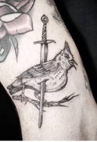 Tatuiruotės paukščio mergaitė ant rankos ir kalavijo tatuiruotės paveikslėlis