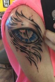 Tatuaż oka, ramię chłopca, obraz tatuażu oka demona