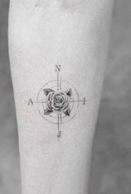 Tatuiruotės iliustracija - maža šviežia mergaitė su rankos kompasu ir rožių tatuiruotės nuotrauka