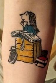 Tattoo წიგნი გოგონას პერსონაჟი მკლავზე და წიგნის tattoo სურათზე