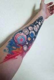 Tatuaje de brazo material, brazo masculino, tatuaxe planeta redondo
