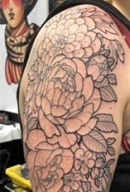 Plant tattoo girl's arm op swartgrys blom tatoeëermerk