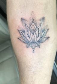 Lotus setetatovering mannlig arm på svart lotus tatoveringsbilde