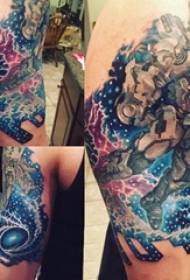 Tatuatge mecànic, braç masculí, imatge mecànica del tatuatge