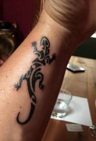 Tattoo dierlijke jongen arm op de honderd dieren tattoo foto