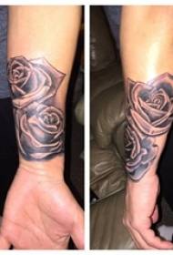 Literatūrinė gėlių tatuiruotė, vyriška ranka, virš dailių gėlių tatuiruotės eskizo modelio