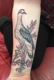 Маленькая татуировка в виде руки девушки на цветке и птице