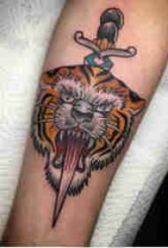 Tygrys głowa tatuaż wzór ramię chłopca na obrazie tatuaż tatuaż totem tygrysa
