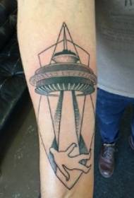 Musta harmaa tatuointi miesopiskelija käsivarsi mustalla tatuoinnilla kuvaa