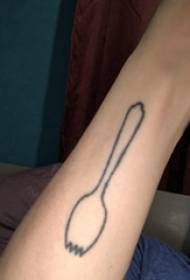 Minimalistische lijn tattoo arm van het meisje op zwarte minimalistische lijn tattoo foto