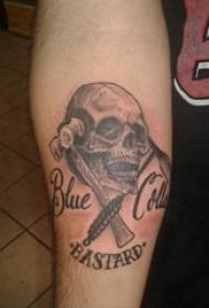 Tatuado de cráneo tatuaxe de cadros negros gris tatuaje tatuaje no brazo masculino