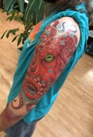 Шаблон татуіроўкі васьмінога Творчы малюнак татуіроўкі васьмінога на мужчынскай руцэ
