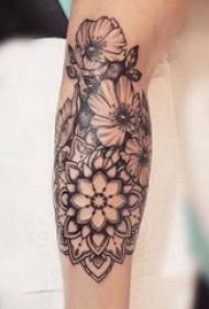 Λουλούδι τατουάζ αγόρι του τατουάζ σε μαύρο λουλούδι εικόνα τατουάζ