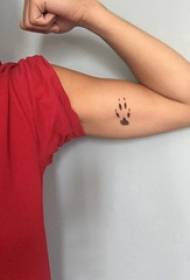 Körmös tetoválás kép fiú karja a fekete mancs nyomtatott tetoválás kép