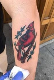 Männlicher Studentenarm der Baile-Tiertätowierung auf Blumen- und Vogeltätowierungsbild