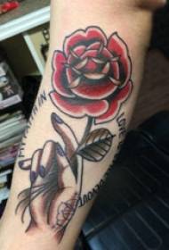 Татуировка на цветя, мъжка ръка държи розова татуировка снимка