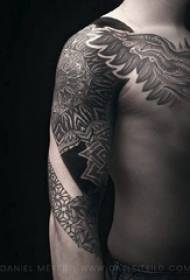 Тетоважни убод трикови мушку руку на црним цветовима тетоважа слика