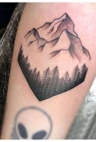 Kalna virsotnes tetovējuma meitenes roka uz melna kalnu tetovējuma attēla