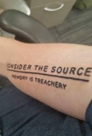 Engelsk kort sætning tatovering mandlig studerendes arm på engelsk kort sætning tatovering billede