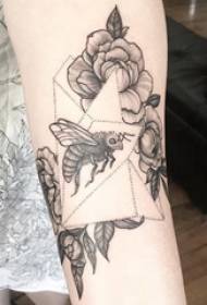 Ruka za djevojčicu tetovažu pčela na slici cvijeta i pčele
