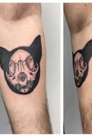 Tattoo ruku djevojke na lubanji na slici tetovaže lubanje