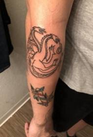 Vliegende draak tattoo illustratie mannelijke vliegende arm op zwarte draak tattoo foto