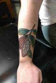 Растителна татуировка, момчешка ръка, цветна снимка на растителна татуировка