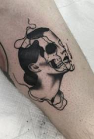 Europske i američke apstraktne tetovaže Muške i ženske ruke na apstraktnom obliku tetovaže