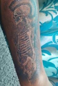 lebka tetování, chlapce paže, obrázek tetování černé lebky
