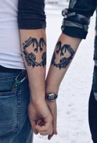 Rankos tatuiruotės medžiagos pora ginklų ir gėlių tatuiruotės paveikslėlis