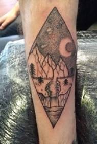 Arm tatoveringsbillede drengens arm på rhombus og tatoveringsbilleder i landskabet