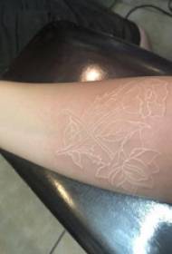 Braccio della ragazza del tatuaggio della pianta sull'immagine del tatuaggio del fiore bianco