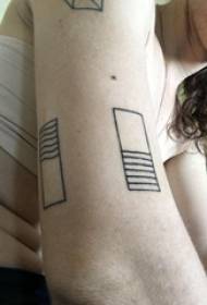 几何元素纹身 女生手臂上黑色的几何纹身图片
